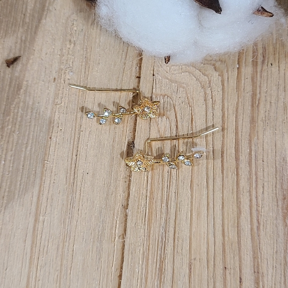 ✨️✨️NEW✨️✨️STUNNING!! FLOWER Ear Climber Earrings with Tiny CZ'S in GOLD Plating - Picture 14 of 14